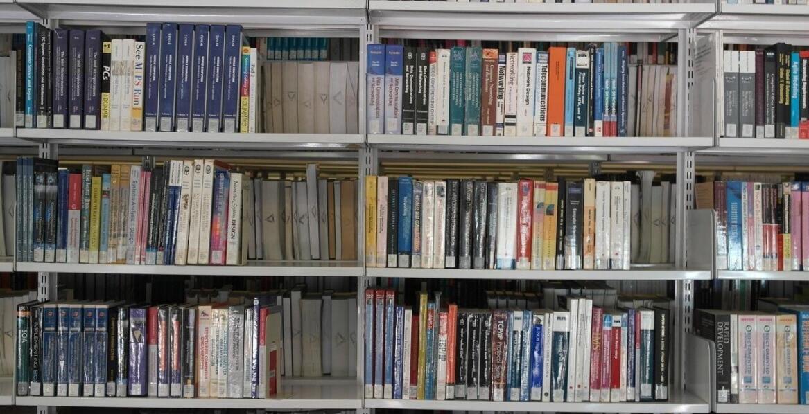 W jakim stylu mają być regały na książki?