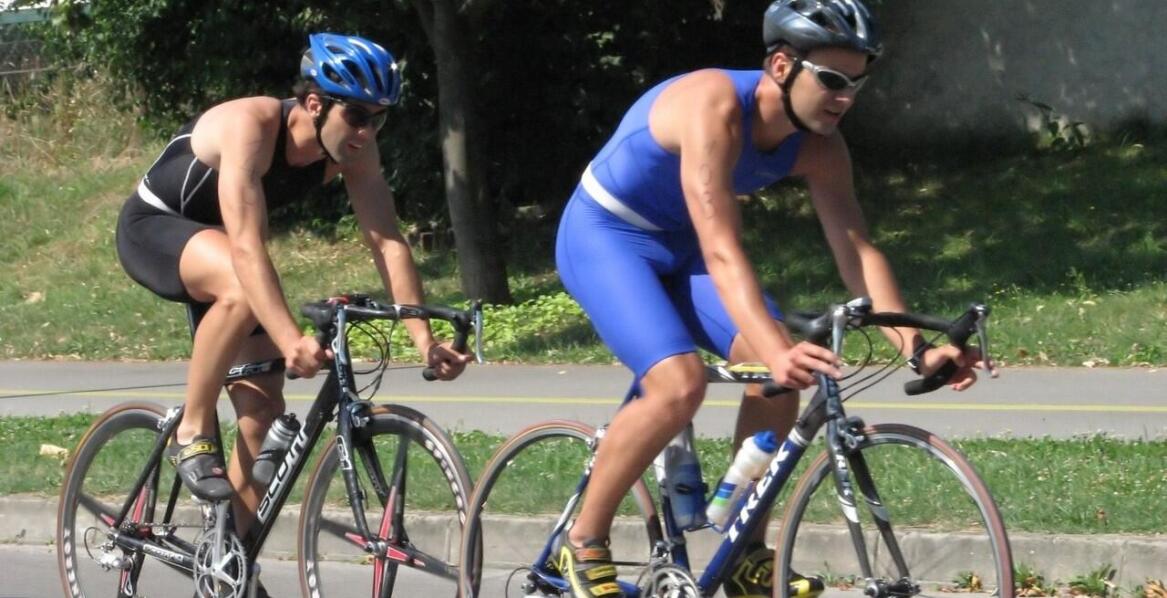 Czy rowerzysta ma obowiązek nosić kask? Poznaj odpowiedź!