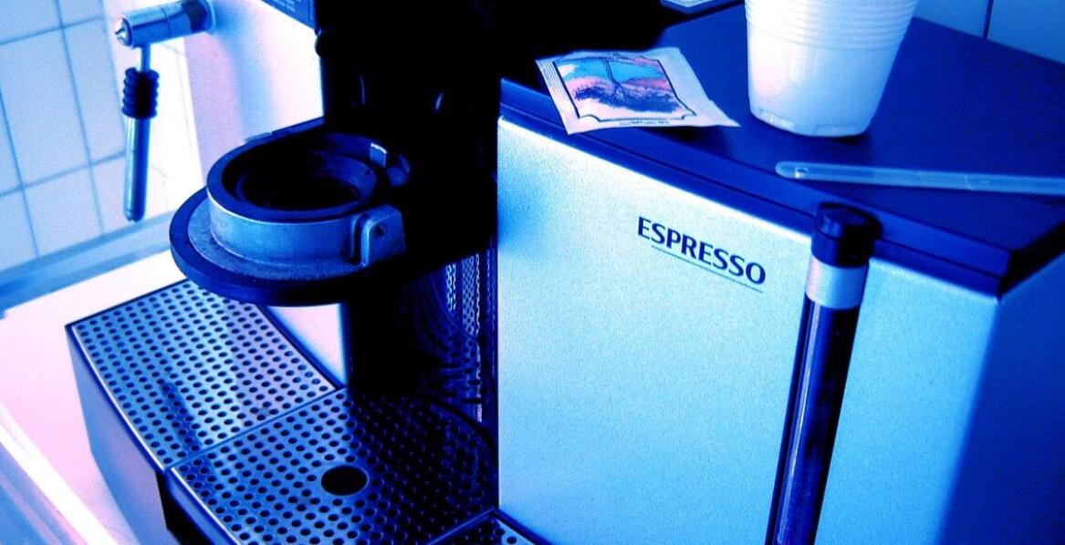 Jaki ekspres kawowy do 1000 zł wybrać? Poradnik