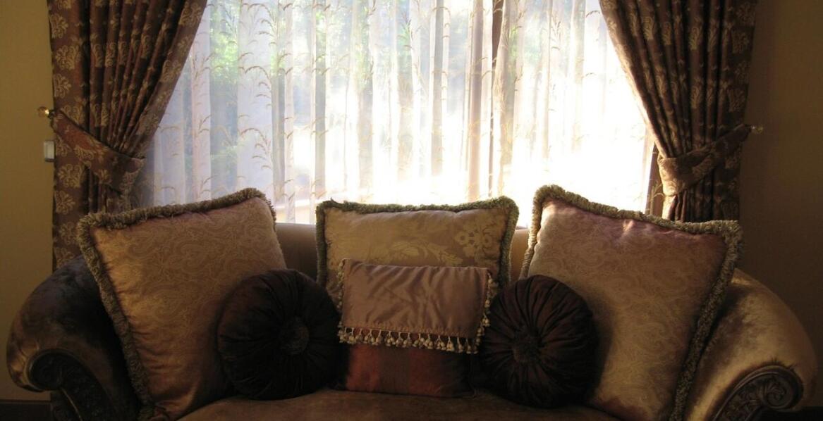 Biel i szarości w sypialni