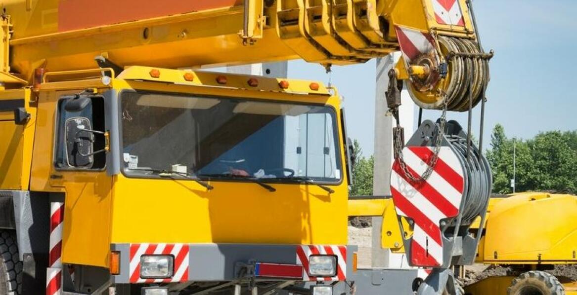 Dźwigi w przemyśle spożywczym: zastosowania w transporcie i przechowywaniu towarów