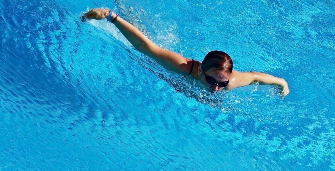 Chodzisz na basen? O te akcesoria sportowe musisz zadbać!