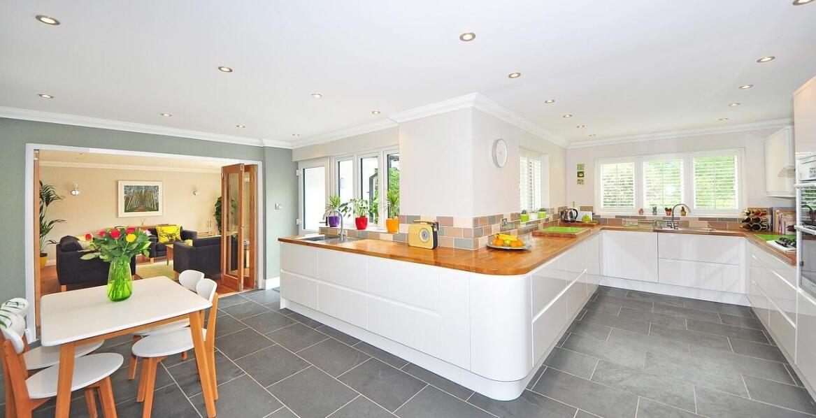 Czym wyróżnia się kuchnia modna i praktyczna?