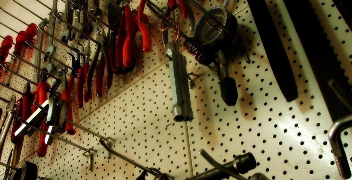 Niezbędne narzędzia w przydomowym garażu