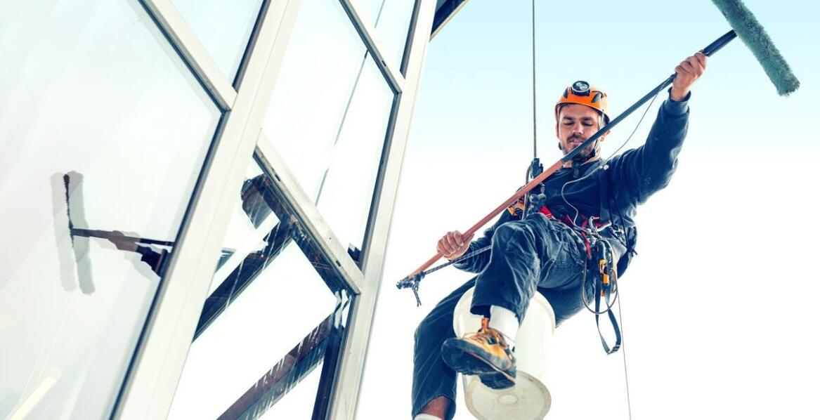 Wybór odpowiedniej firmy do mycia okien: na co zwrócić uwagę przy wyborze usługodawcy?