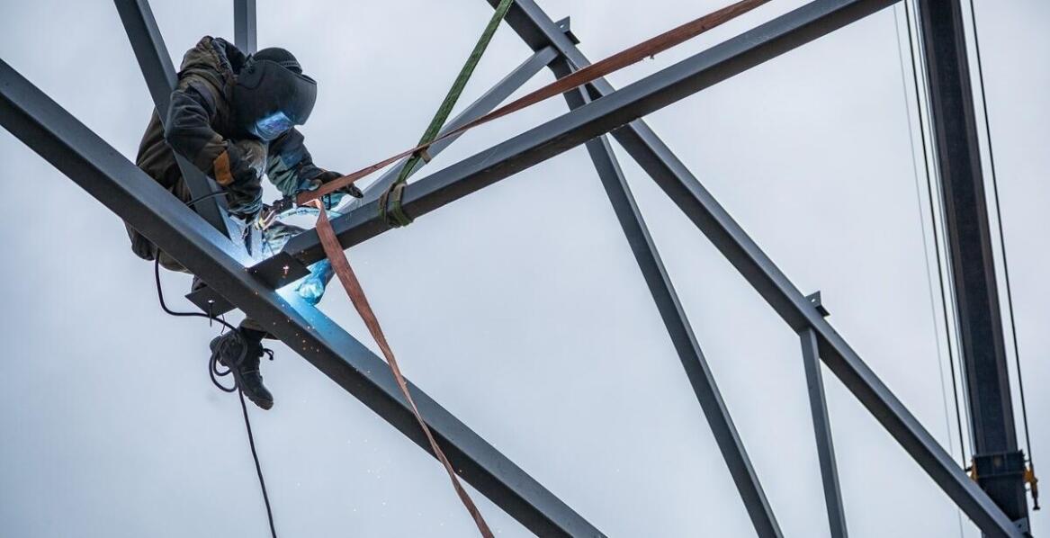 Bezpieczeństwo pracy przy montażu konstrukcji stalowych: jak dbać o bezpieczeństwo pracowników?