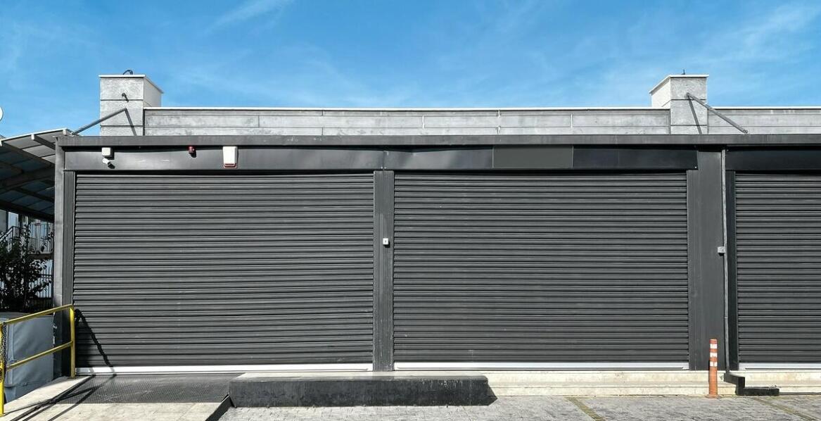 Rolety zewnętrzne dla przemysłu - zastosowanie w halach produkcyjnych i magazynowych