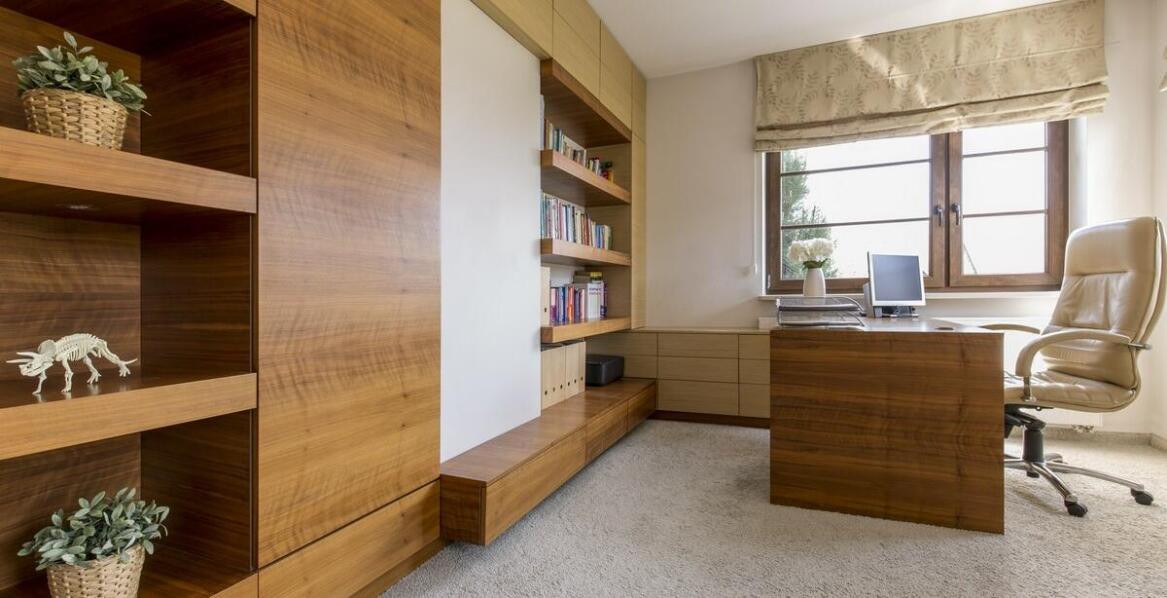 Szafy na wymiar z wbudowanym biurkiem: oszczędność miejsca i funkcjonalność
