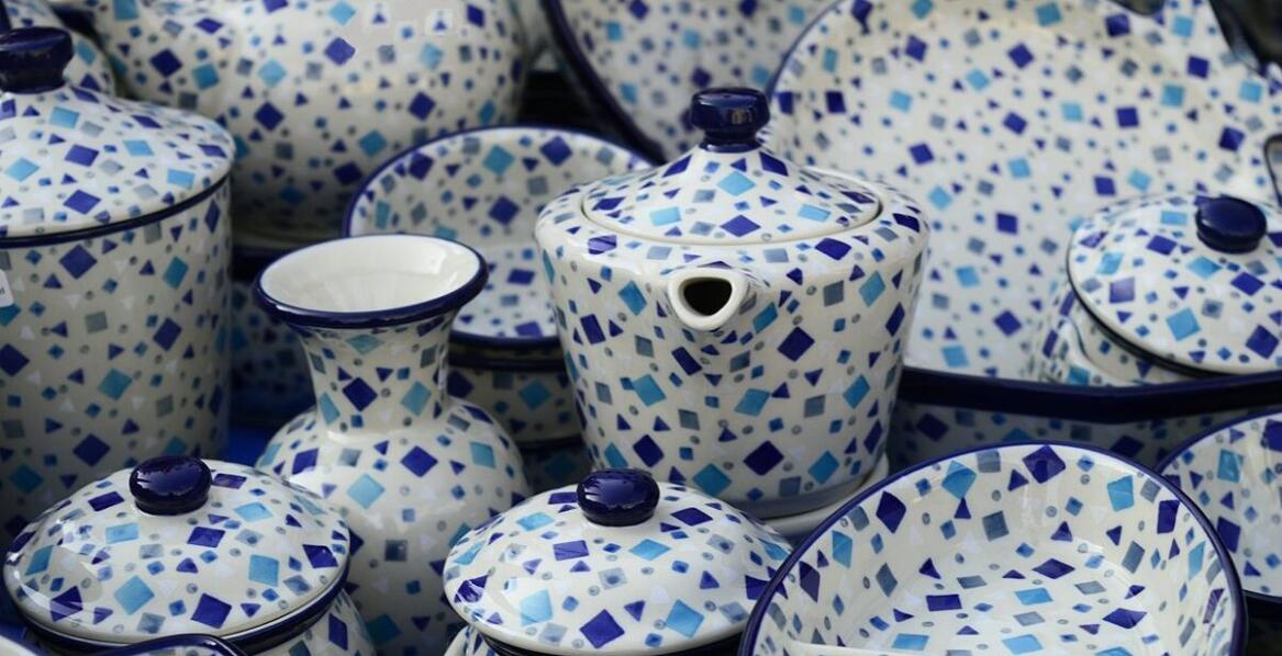 Różnorodność wzorów i kolorów w ceramice bolesławieckiej