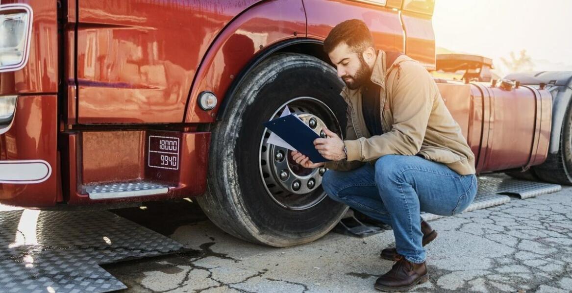 Awaryjna wymiana opon na drodze - mobilny serwis opon do dyspozycji 24/