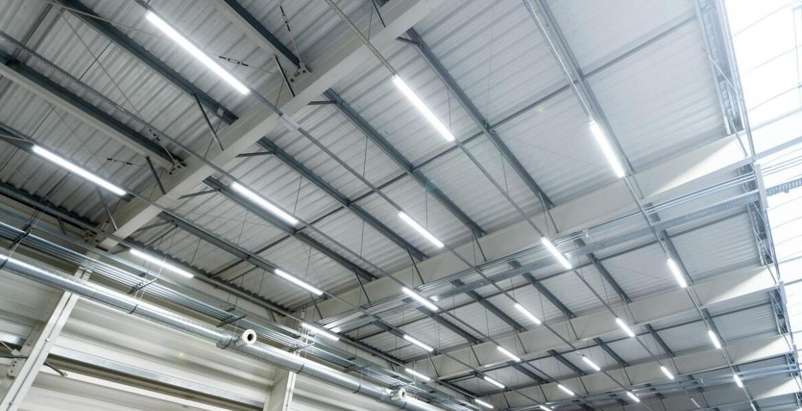 Oświetlenie i wentylacja w halach stalowych: praktyczne rozwiązania dla komfortu użytkowników