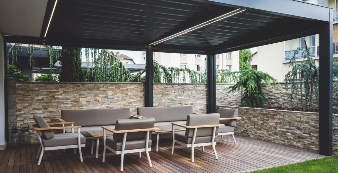 Zalety folii przeźroczystych na altany: ochrona przed warunkami atmosferycznymi i estetyka