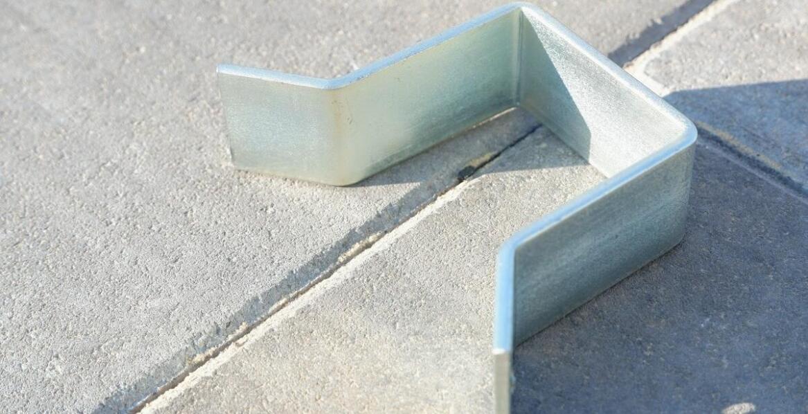 Wpływ warunków atmosferycznych na wybór odpowiednich haków rynnowych