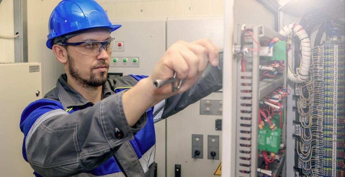 Nowoczesne technologie w naprawie wind: komfort i innowacje