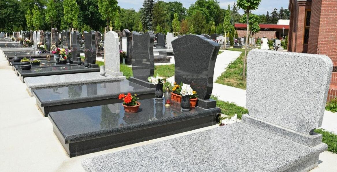 Rodzaje nagrobków – jak wybrać odpowiedni dla bliskiej osoby w Bolesławcu?