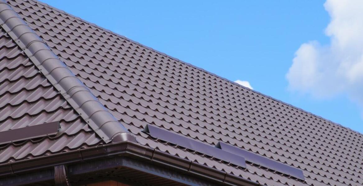 Usługi dekarskie Kartuzy - jakie prace obejmuje kompleksowe zadaszenie domu?