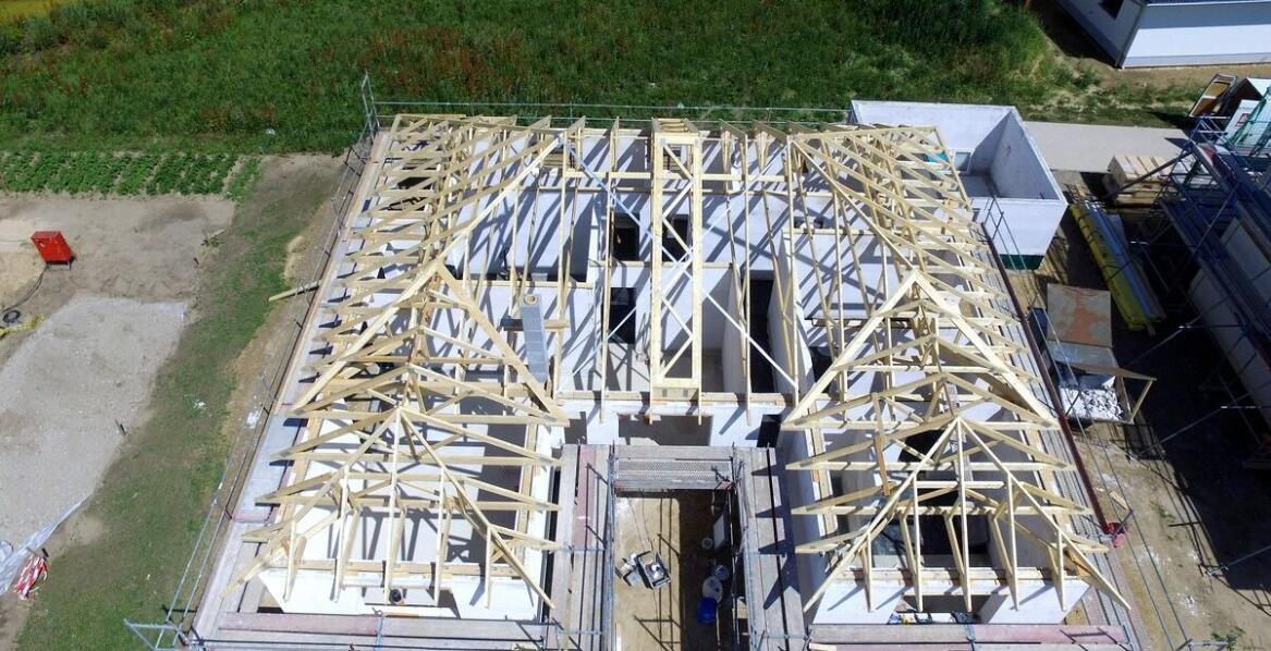 Dachy na konstrukcjach mieszanych: drewno i stal w harmonii