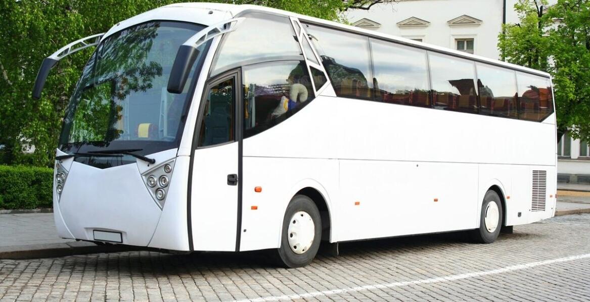 Jakie są wymagania wiekowe i doświadczenie kierowcy przy wynajmie busa w Środzie Wielkopolskiej?