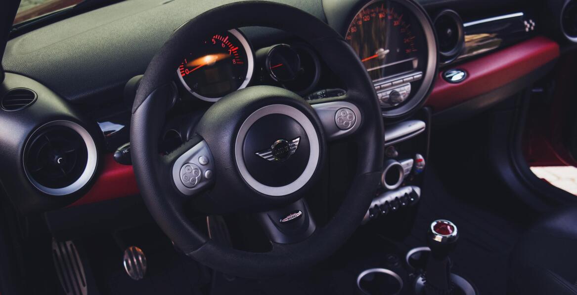 Mniej przycisków i pokręteł