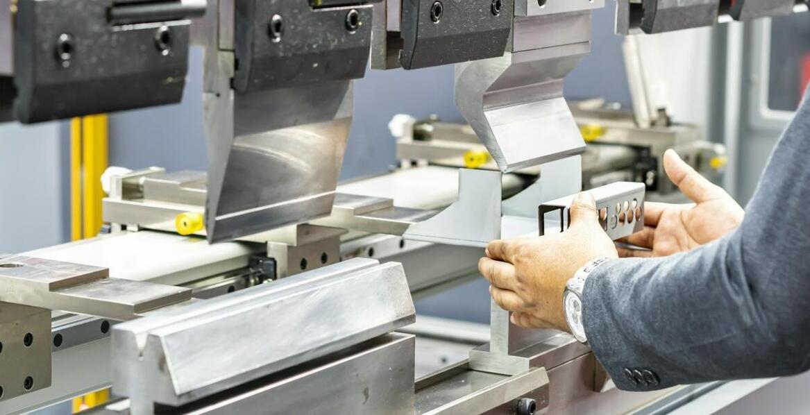 Szkolenia i certyfikacja operatorów maszyn do wytaczania wielkogabarytowego: jak podnoszą kompetencje i jakość usług