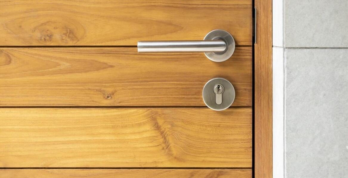 Drzwi zewnętrzne a wartość nieruchomości - czy mają wpływ na cenę domu?