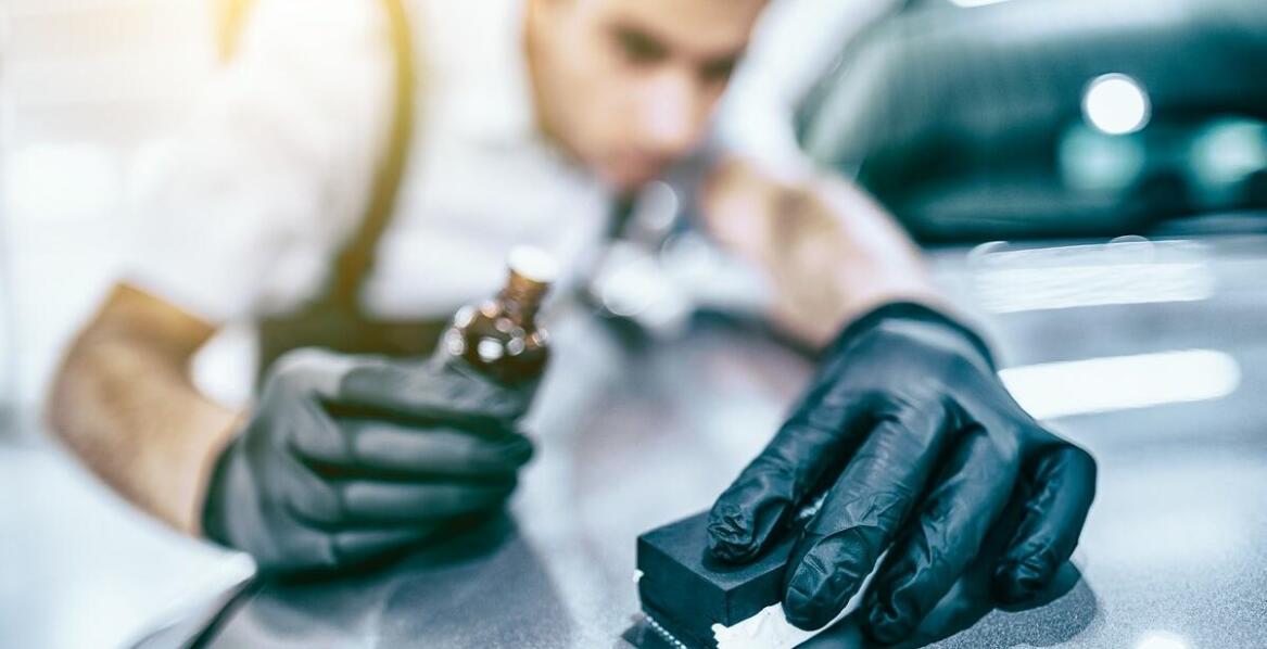 Porównanie kosztów i efektów różnych metod usuwania rys z samochodu