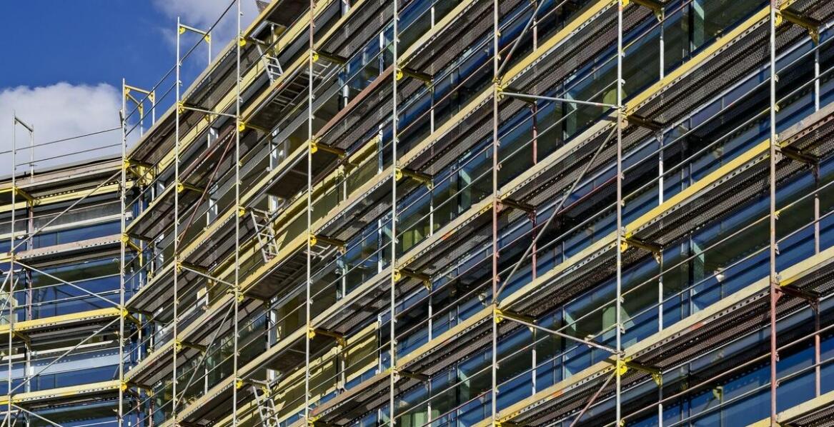 Jakie są najważniejsze cechy dobrego dostawcy usług związanych z rusztowaniami elewacyjnymi we Wrocławiu?