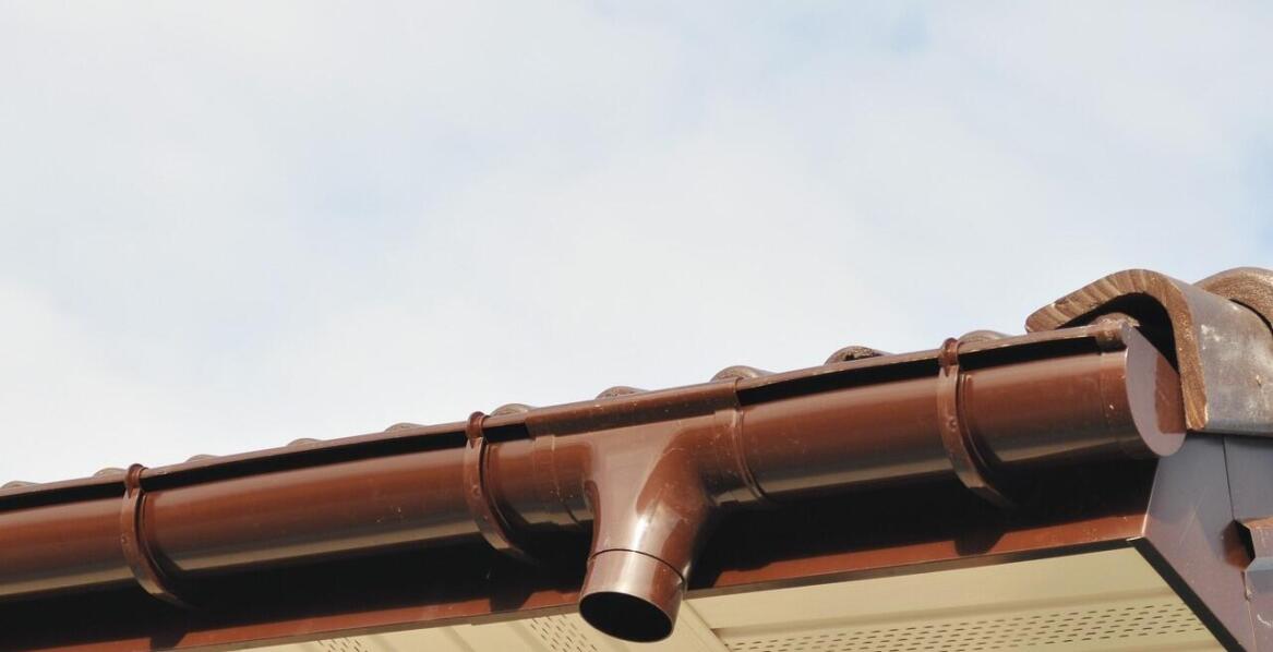 Wpływ rynien dachowych na ochronę budynku przed wilgocią i uszkodzeniami