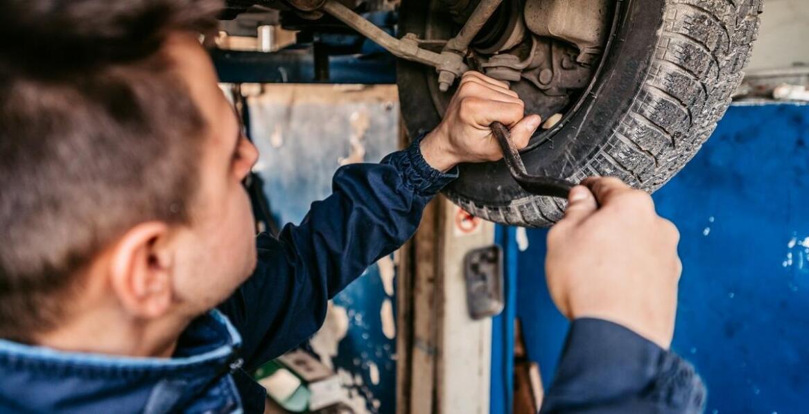 Kiedy warto zgłosić się do auto serwisu - sygnały, które powinny cię zaniepokoić