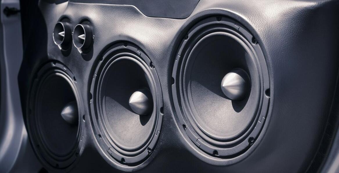 Car audio dla miłośników basów: Jak dobrać odpowiedni sprzęt dla głębokich tonów?