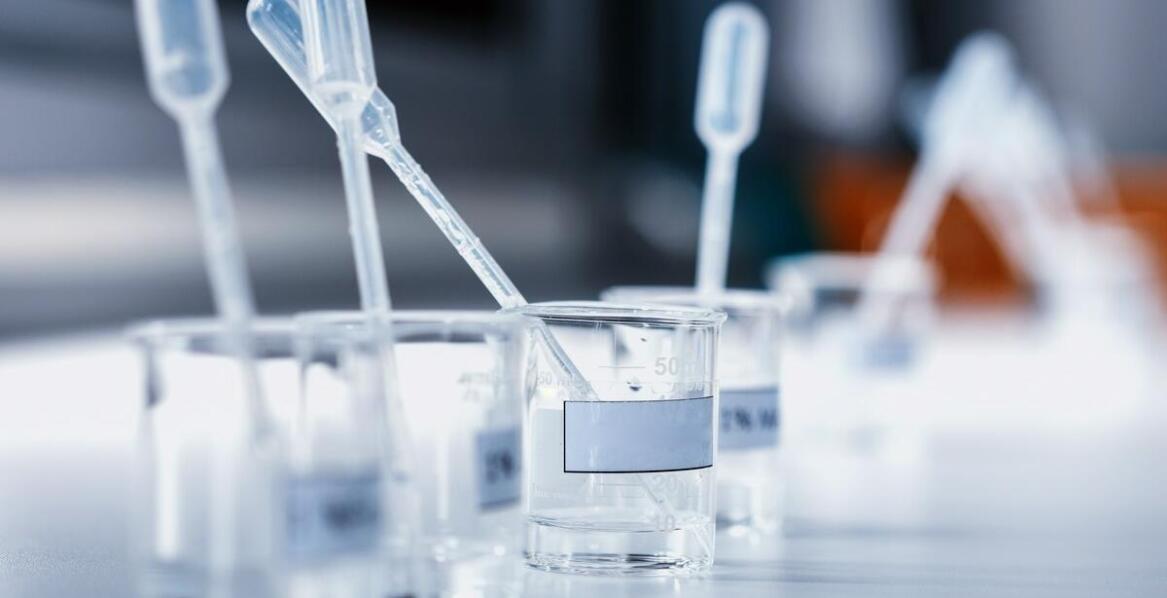 Pojemniki laboratoryjne z tworzywa: Kluczowe cechy i zastosowania w laboratoriach