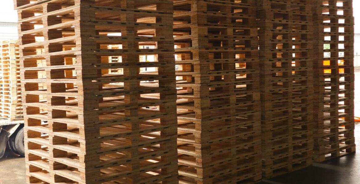 Palety na zamówienie – klucz do efektywnego transportu towarów o niestandardowych gabarytach