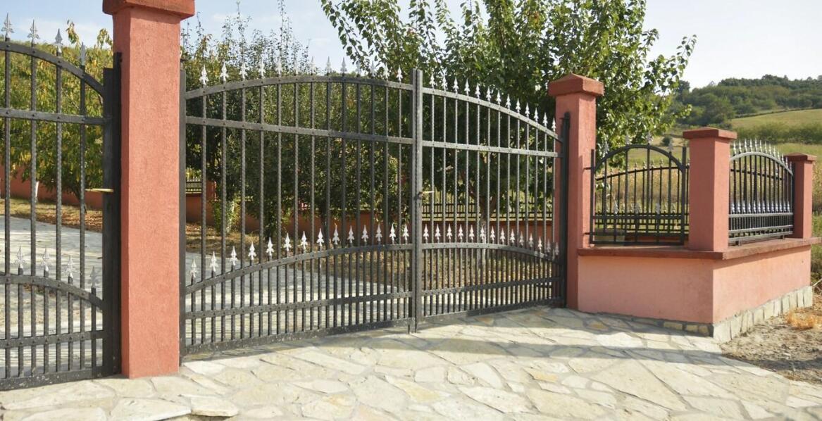 Bramy wjazdowe a architektura otoczenia - jak stworzyć spójną całość?