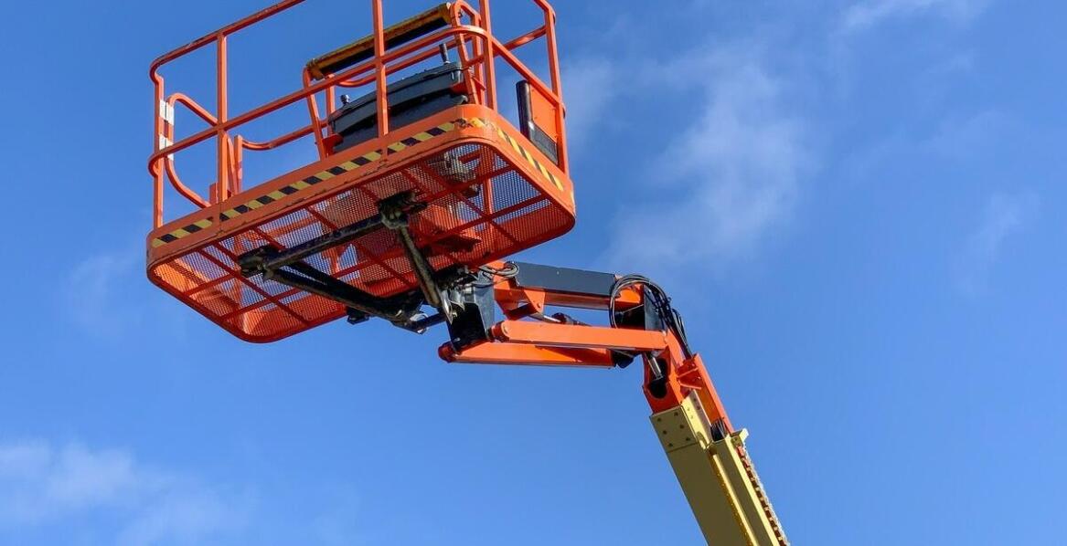 Kluczowe aspekty bezpieczeństwa podczas pracy z podnośnikami koszowymi na wysokościach