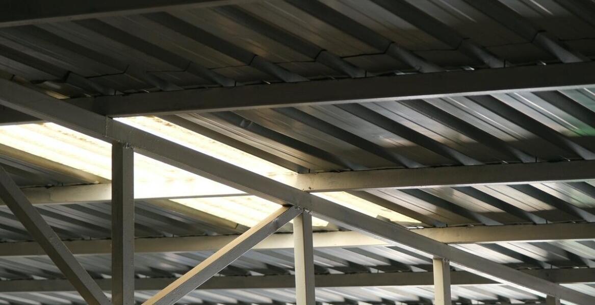 Jakie normy i standardy powinny spełniać świetliki dachowe oborowe?