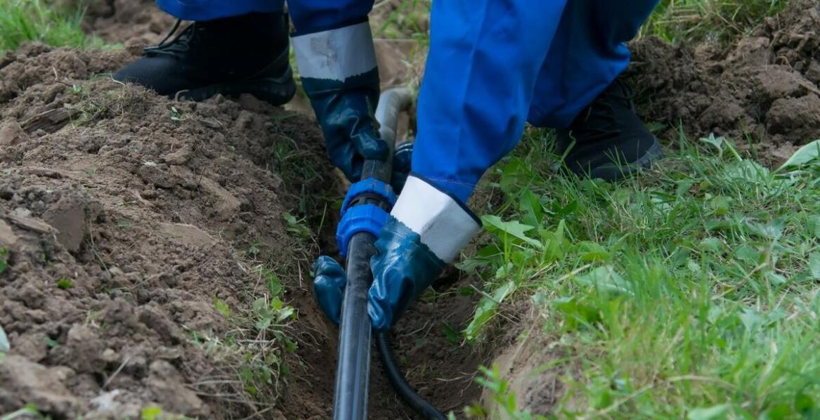 Jakie są najczęstsze błędy podczas montażu przyłącza wodociągowego i jak ich unikać?