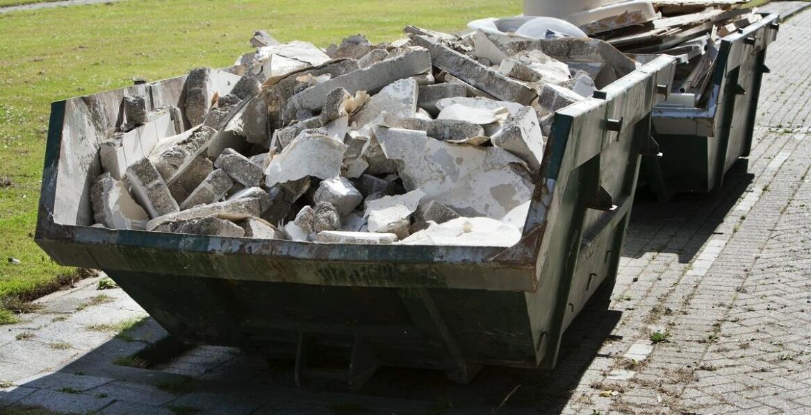 Jakie są korzyści z wynajmu kontenerów na odpady budowlane?