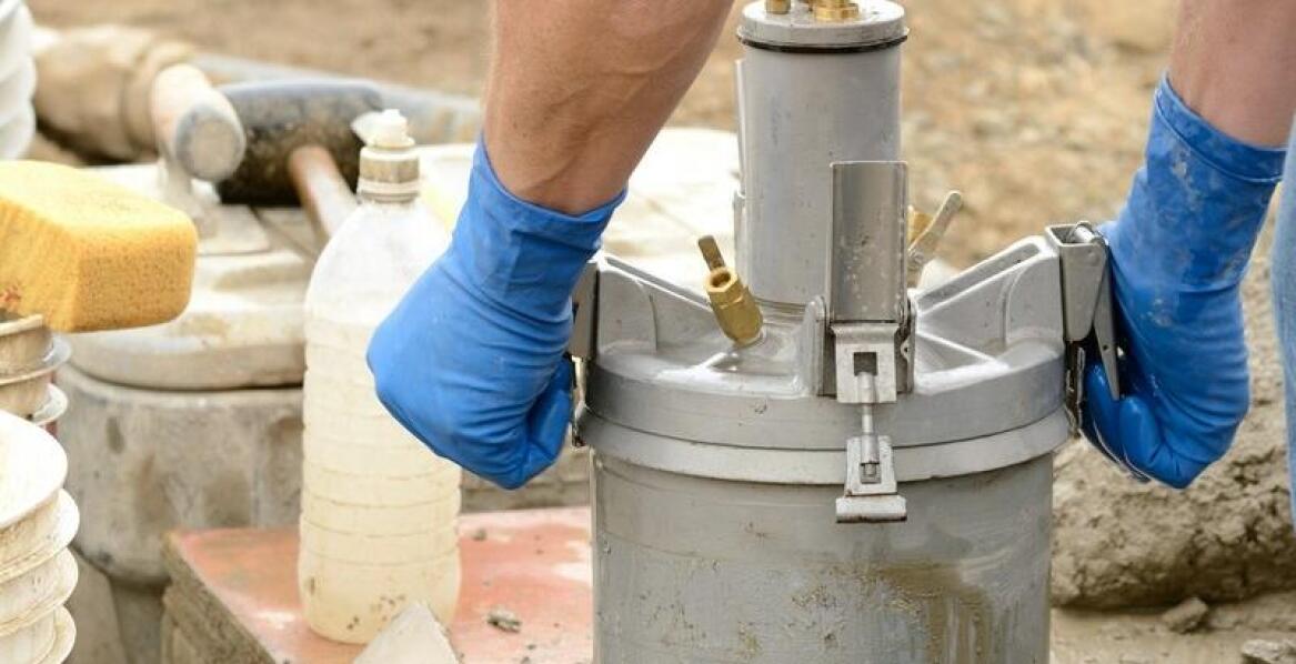 Jakie są najczęstsze wyzwania w pracy geologa podczas badań terenowych?