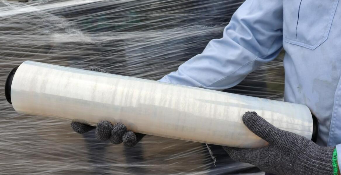 Folia stretch a efektywność transportu – jak odpowiednie opakowanie wpływa na koszty wysyłki?