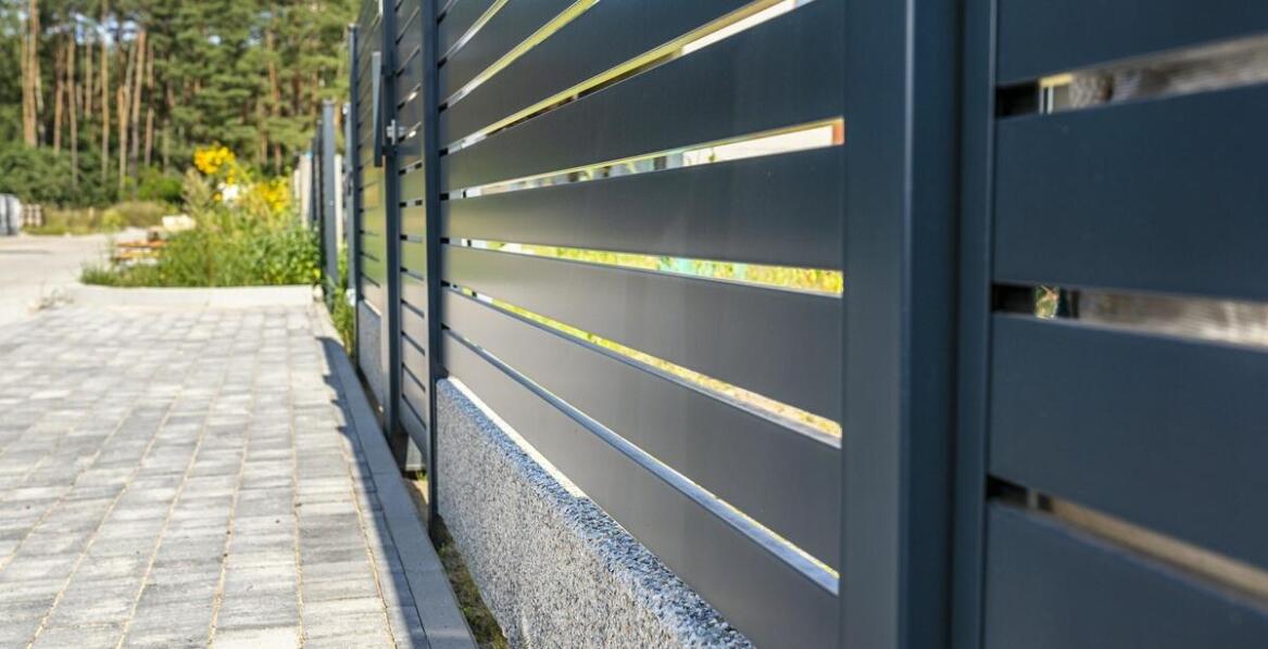 Jakie są różnice między ogrodzeniami metalowymi a drewnianymi w kontekście mieszkańców Kościerzyny?