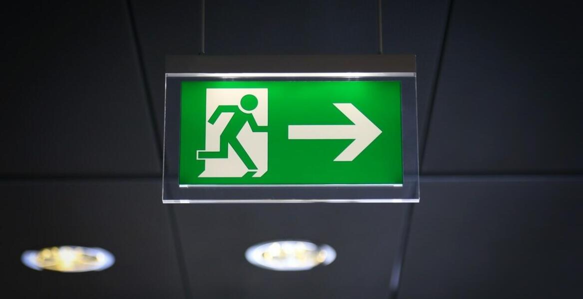 Jak technologia LED zmienia oblicze awaryjnego oświetlenia ewakuacyjnego?