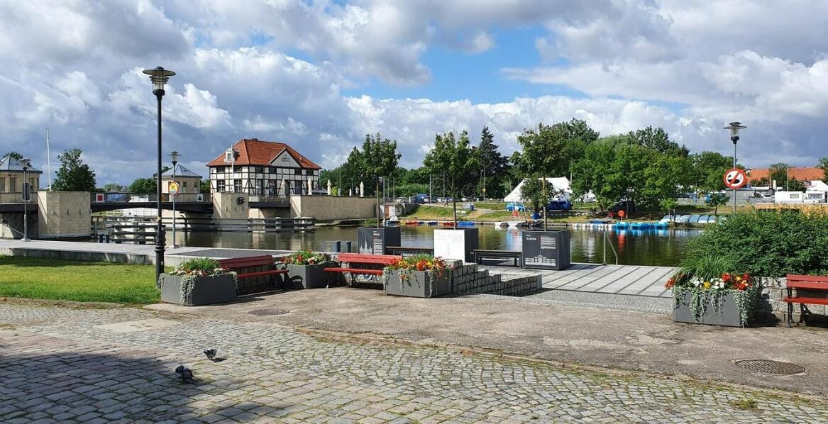 Pomosty cumownicze w turystyce wodnej: atrakcje i korzyści dla użytkowników