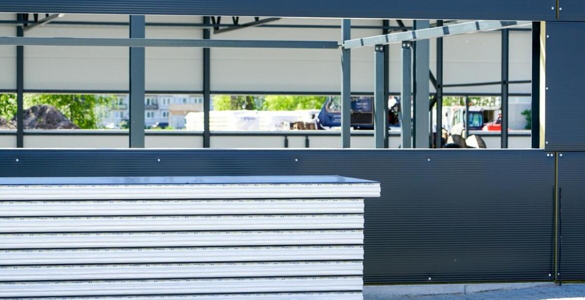 Przykłady zastosowania stojaków na szkło w różnych sektorach przemysłu