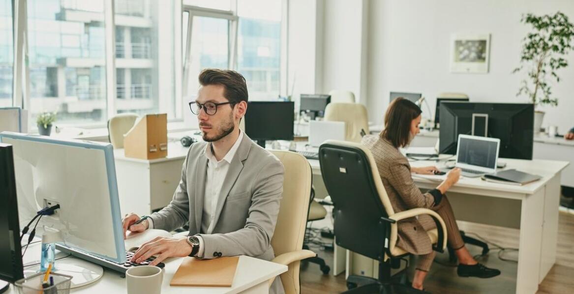 Wpływ jakości powietrza na wydajność pracy: rola klimatyzerów kolumnowych w biurach