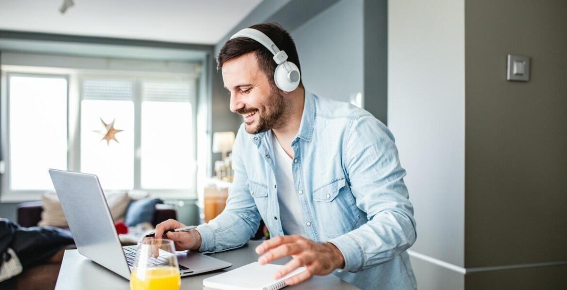 Jakie są różnice między nauką języka polskiego online a stacjonarnie?