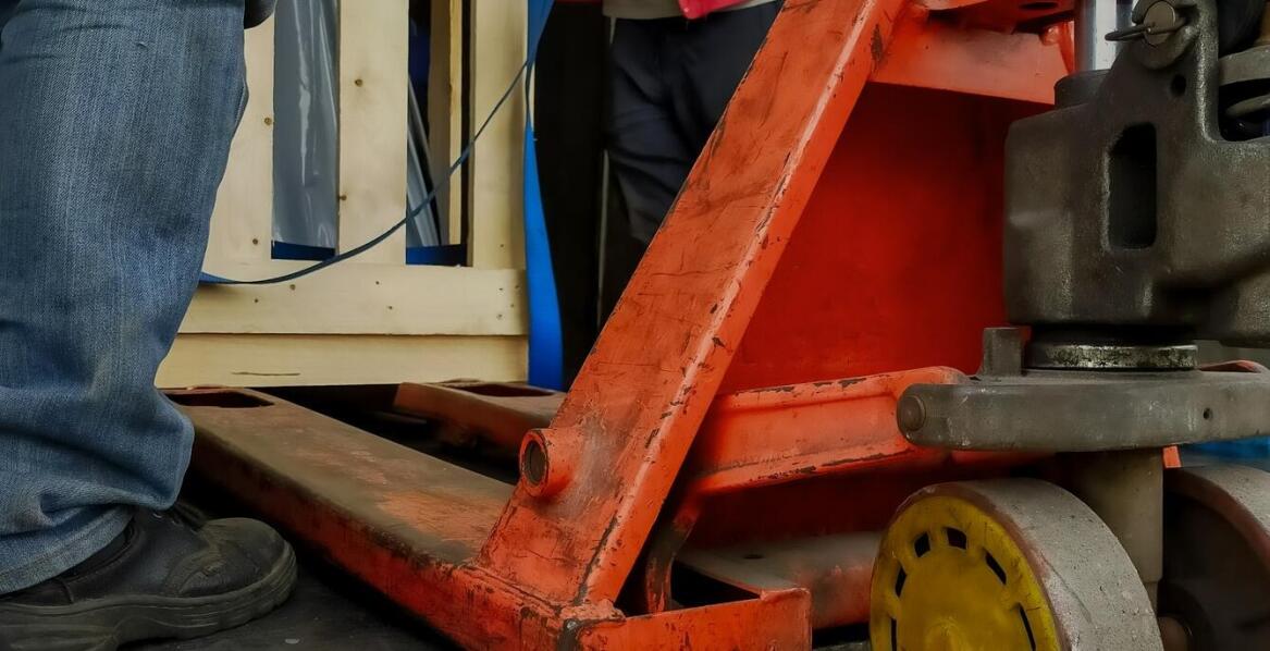 Wybór odpowiedniego serwisu wózków widłowych – co należy wiedzieć?