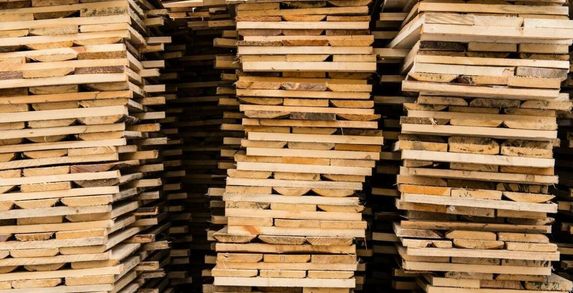 Dlaczego warto inwestować w deski podłogowe z lokalnych tartaków?