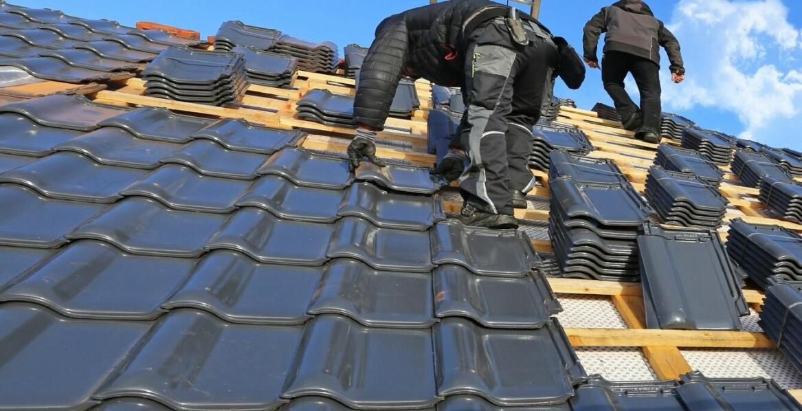 Jakie materiały są najlepsze do naprawy dachów w trudnych warunkach atmosferycznych?