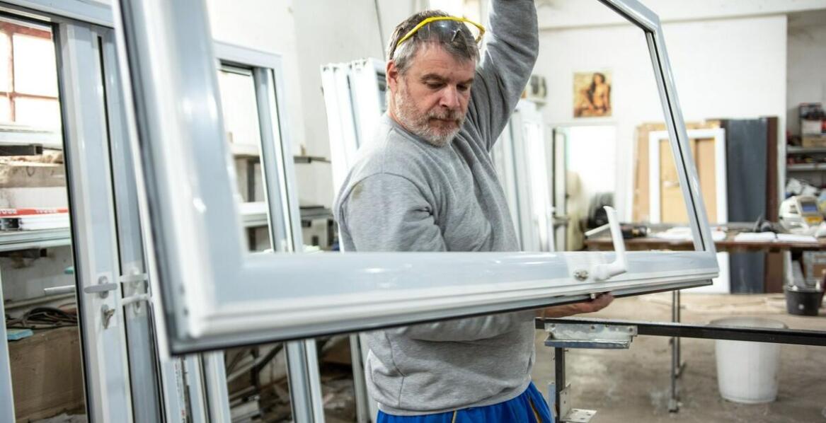 Poradnik: Jak dbać o maszyny do produkcji okien, aby przedłużyć ich żywotność?