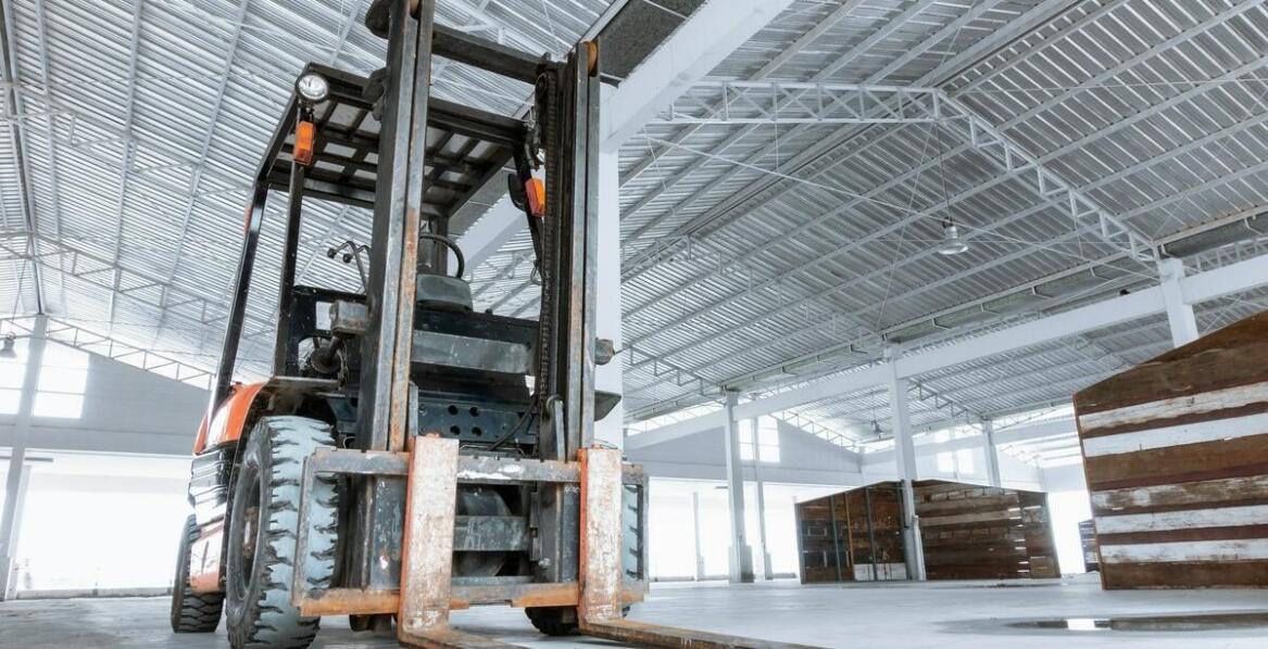 Wpływ wydajnych zamiatarek do wózków widłowych na poprawę organizacji pracy